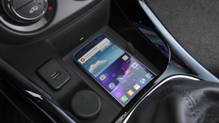 Opel Adam вече предлага безжично зареждане на смартфона