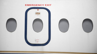 Тинейджър скочи през аварийната врата на самолет 