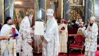 Сръбският патриарх Порфирий връчи на архиепископа на Македонската православна църква