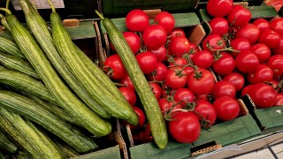 Цените на зеленчуците и основните хранителни стоки у нас отбелязват