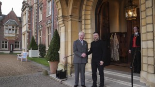 Сега кралят на Обединеното кралство Чарлз III играе ролята на