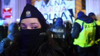 Задържани в Полша на протести на жени срещу закона за абортите