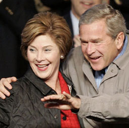 В Германия опитали да отровят Джордж Буш, разказва жена му