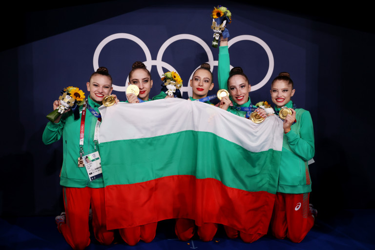 Симона Дянкова, Лаура Траатс, Мадлен Радуканова, Стефани Кирякова и Ерика Зафирова със златен медал в Токио