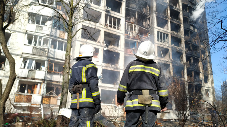 Жертва и ранени, след като свалена ракета удари жилищна сграда в Киев