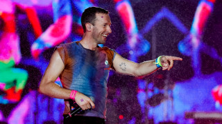 Традицията повелява че на полувремето на теренът се превръща в