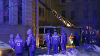 Повече от 20 души са били блокирани под руините след