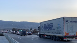 Километрични задръствания се образуваха на бул Самоковско шосе и Софийския