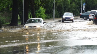 Силен дъжд превърна улиците на Добрич в реки във вторник