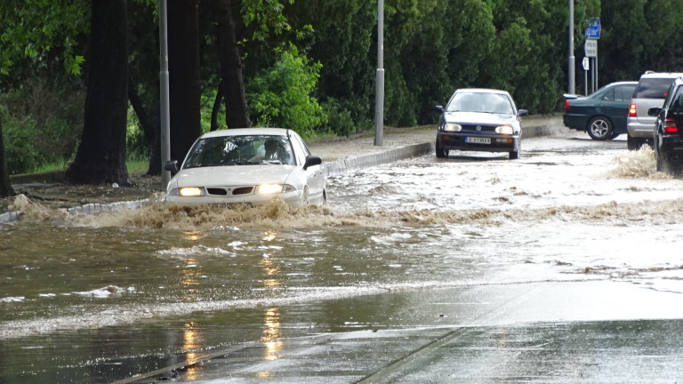 Двама самотни възрастни от Добрич са изведени от наводнените си домове 