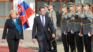 НАТО продължава до "края" на Кадафи