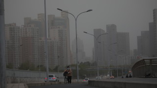 Трета голяма пясъчна буря за 5 седмици връхлетя Пекин което