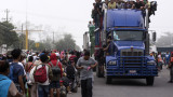  Американски доброволци вардят границата с Мексико от мигранти 