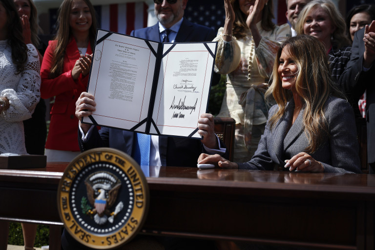 Първата дама също постави подписа си