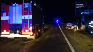 Катастрофа между ТИР и лек автомобил затвори път Е 79 в