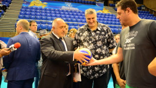 Старши треньорът на волейболния национален отбор Пламен Константинов подари на министър председателя