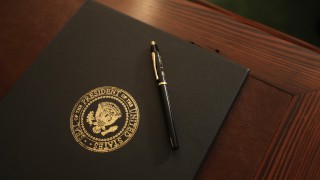 Минути след речта си американският президент Доналд Тръмп подписа указ