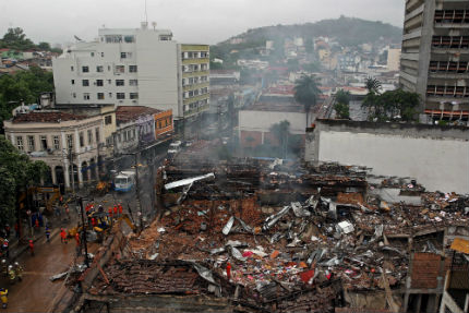 Взрив изравни със земята 10 сгради в Рио де Жанейро