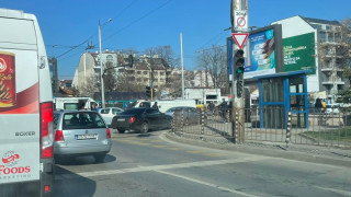 Линейка се преобърна след сблъсък с лек автомобил в София