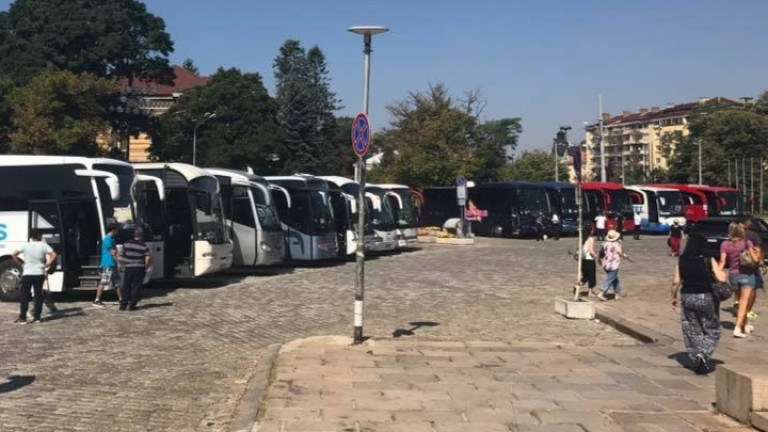 Столична община слага край на автобусите пред "Александър Невски"