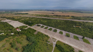 Вместо заводи и развойни центрове стари хангари напукан асфалт и