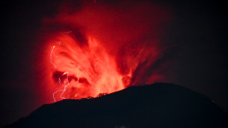 Днес Вулканът Ибу в Индонезия изригна отново като предизвика зрелищна
