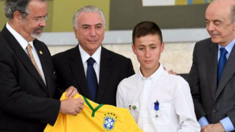 Подариха нов дом на момчето, което спаси шестима от самолета на Шапекоензе