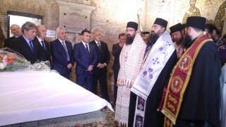 За първи път министър председателите на България и Македония се поклониха