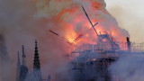 Кулата-стрела на Нотр Дам рухна, обхваната от пламъци