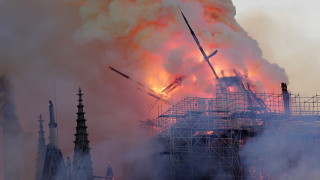 Кулата с форма на стрела на парижката катедрала Нотр Дам