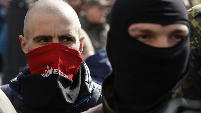 Десни радикали замеряха с яйца руското консулство в Одеса, обиждали Путин