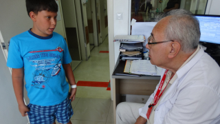 Децата да ходят боси срещу дюстабан, съветва известен ортопед