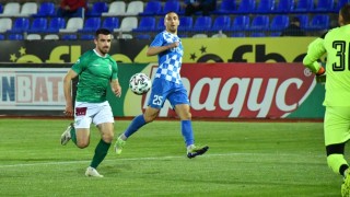 Левият бек на Берое Александър Василев получи контузия при