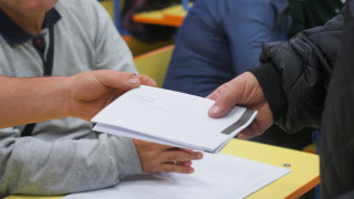 Представете си една тъмна стаичка чийто под е осеян със