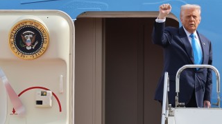 Самолетът на президента Доналд Тръмп беше принуден да се върне