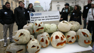 Раздават тикви пред НС с условие, че са за готвене, а не да ни управляват