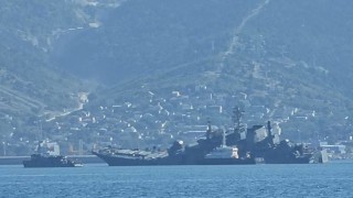 Лондон: Няколко отделения на руския десантен кораб са пробити