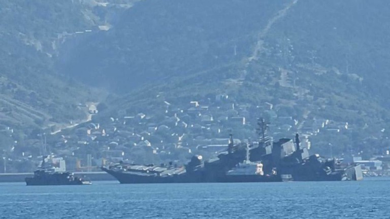 Десантният кораб на ВМС на Русия Оленегорский горняк, който бе