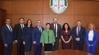 Изпълняващият функциите главен прокурор Борислав Сарафов проведе среща с представители