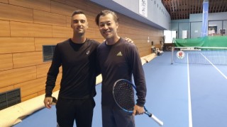 Браян Дин е член на федерацията по тенис на Южна