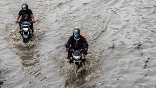 Тежките наводнения предизвикани от мусонните дъждове са засегнали най малко 2 5