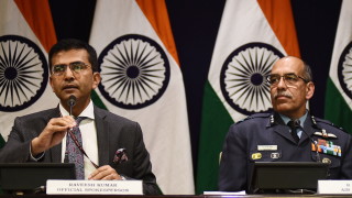 Индия очаква незабавно връщане на пилота, заловен в Пакистан