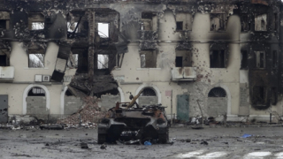 Сепаратистите обстрелват села с артилерия, един убит украински войник, твърди Киев