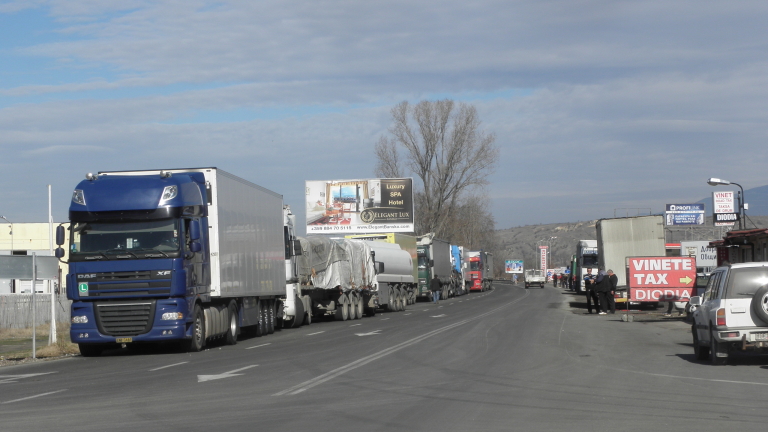 200 български коли блокирани среднощно в Гърция