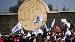 Огромна тълпа в иракската столица Багдад участва в погребална процесия