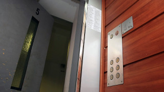 Стрелба и бой между трима мъже в асансьор в Бургас 