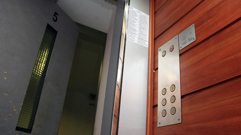 Стрелба и бой между трима мъже в асансьор в Бургас 