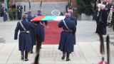 Трибагреникът се издигна над Паметника на Незнайния воин