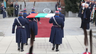 Националният флаг беше издигнат тържествено над Паметника на Незнайния воин