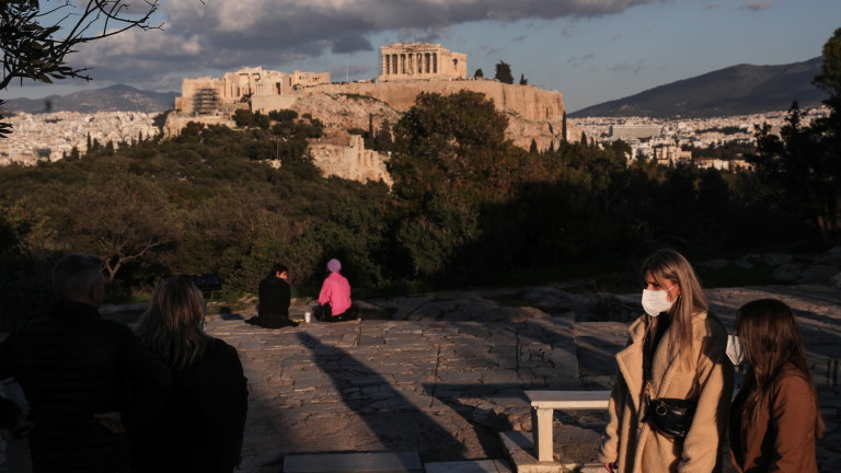 Η Ελλάδα θα επιβάλλει πρόστιμο 100 ευρώ τον μήνα στους ανεμβολίαστους κατοίκους άνω των 60 ετών